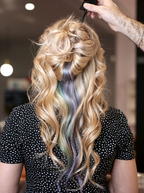 довге кольорове волосся і біле