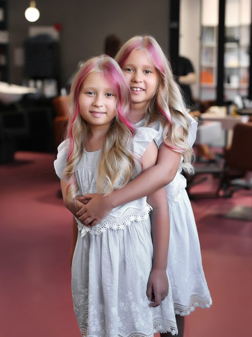 2 дівчинки з рожевим волоссям