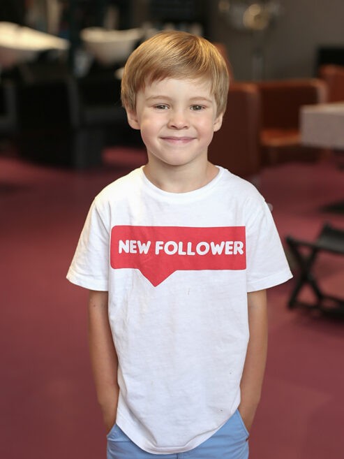 хлопчик зі світлим волоссям