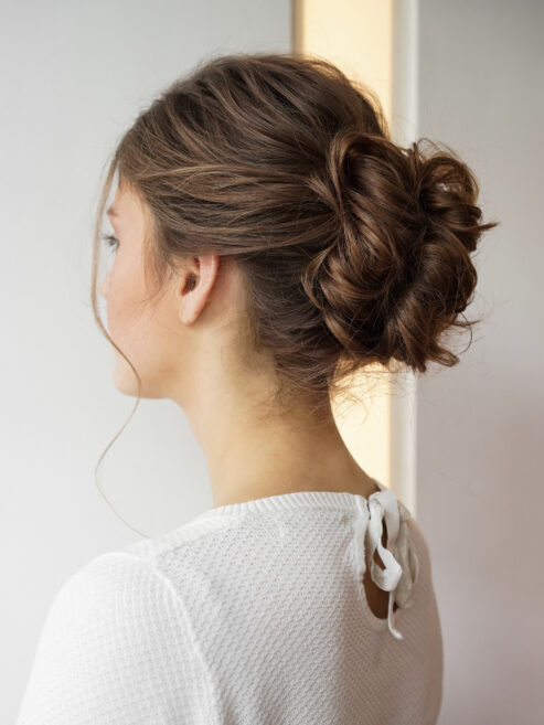 висока зачіска на волоссі