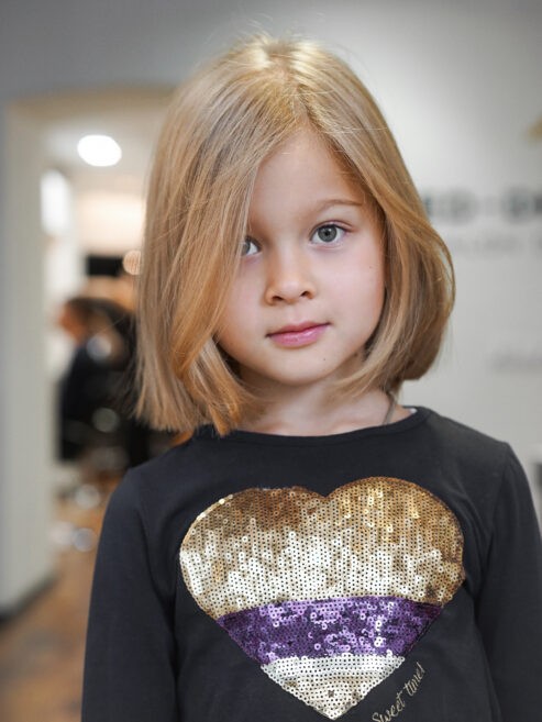 дівчинка з каре