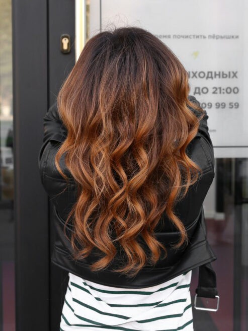 хвилясте темне волосся