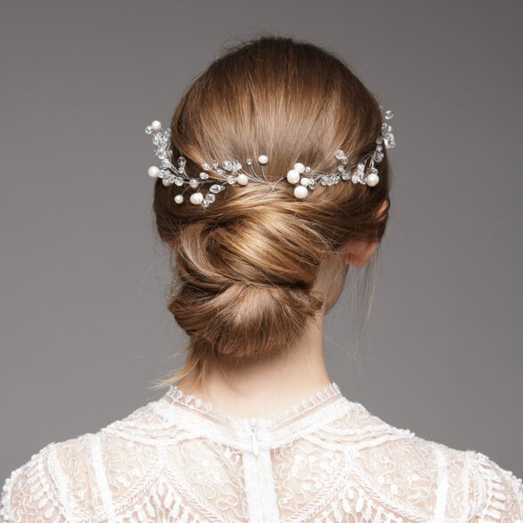 наречена з діадемою у волоссі