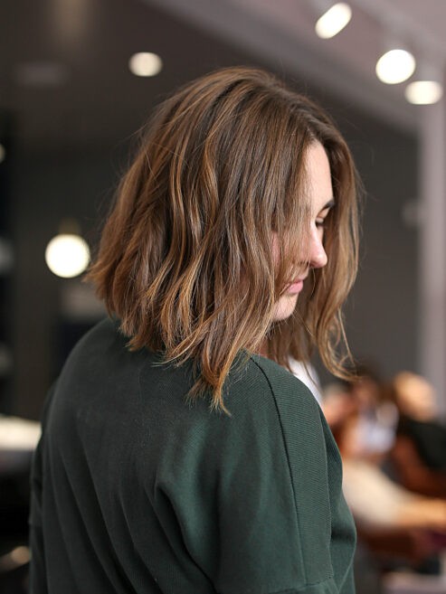 жінка збоку з коротким волоссям