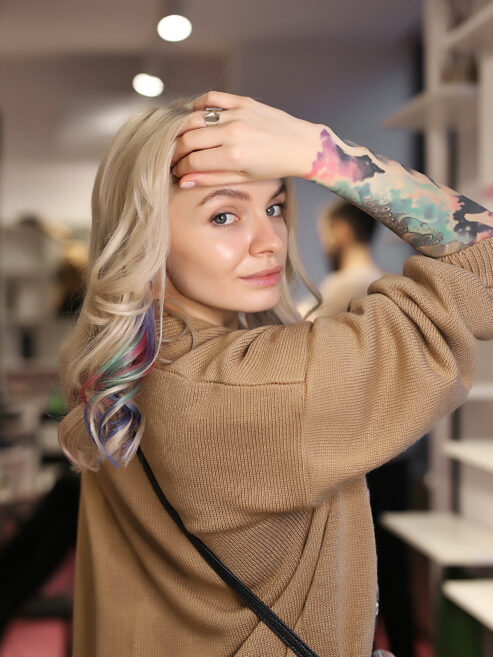 жінка з татуіровками