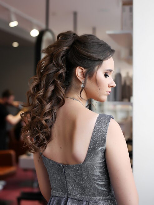 жінка боком