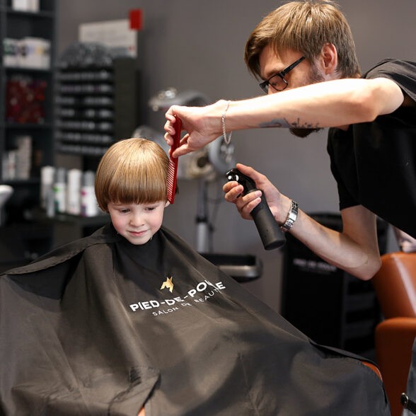 чоловік стриже дитину