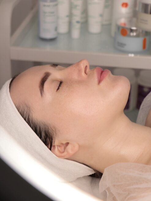 жінка в пов'язці профіль