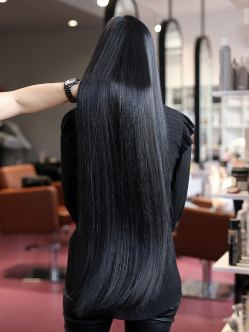 жінка з довгим чорним волоссям