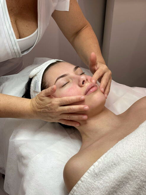 жінка з закритими очіма і руки