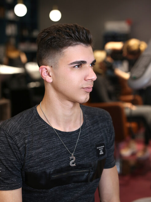 чоловік з темним волоссям