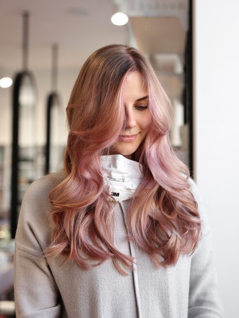 жінка з накрученим волоссям