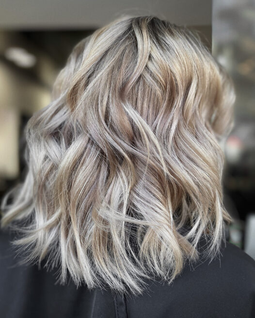 волосся коротке і хвилясте