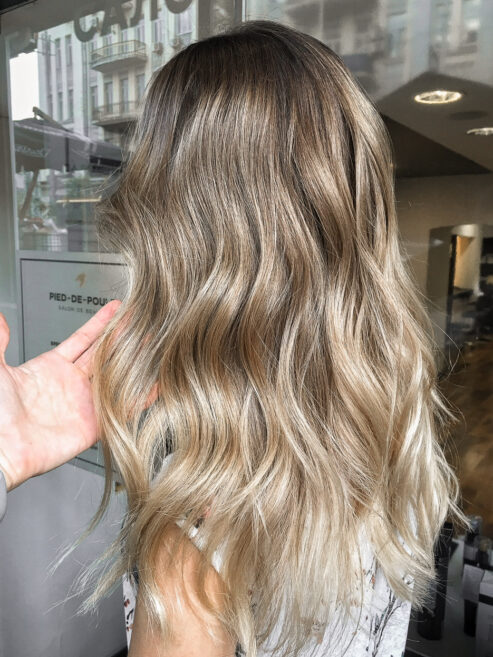 жіноче волосся і рука