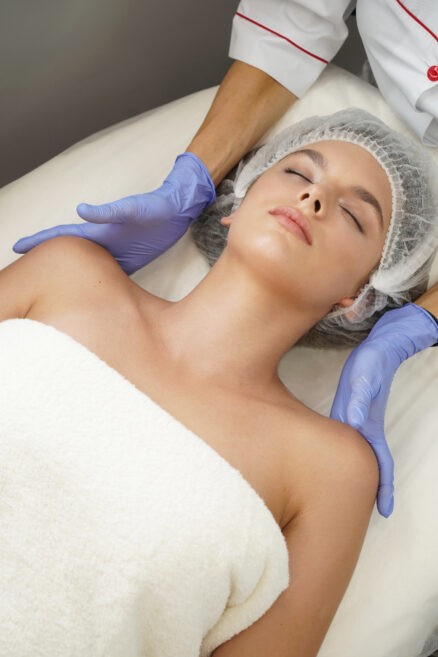 жінка з закритими очіма