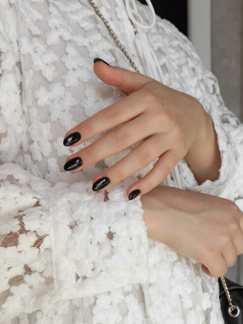 жіночі руки чорний лак