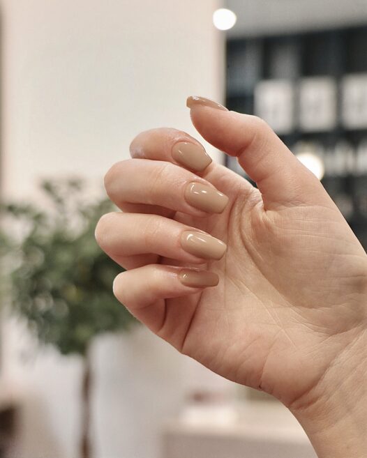 жіночі нігті і лвк бєж