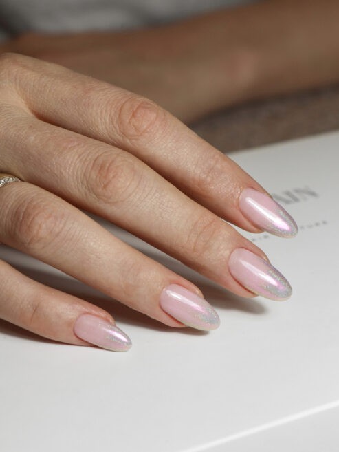 жіночі нігті з затиркою перламутр