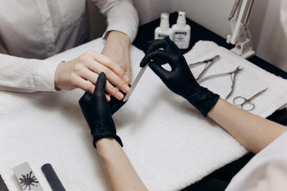 жіночі руки та пилка