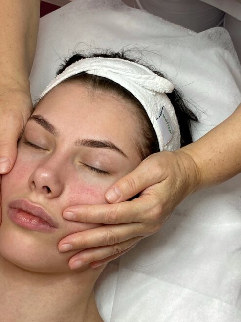 жіночі щоки та руки