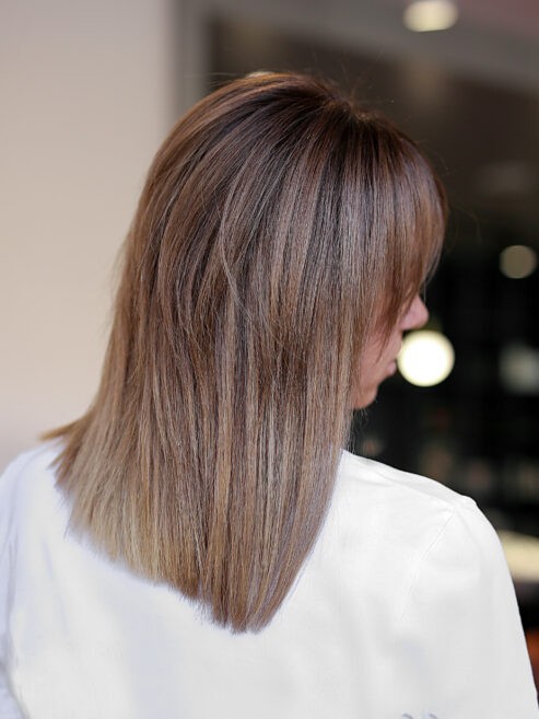 жінка ззаду з коротким волоссям