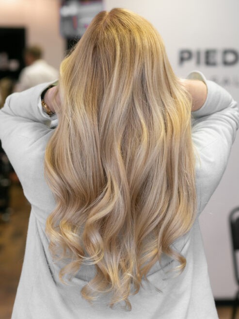 жінка ззаду зі світлим волоссям