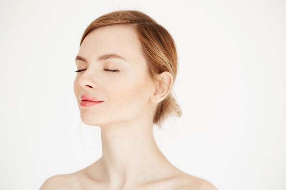 жінка на білому фоні