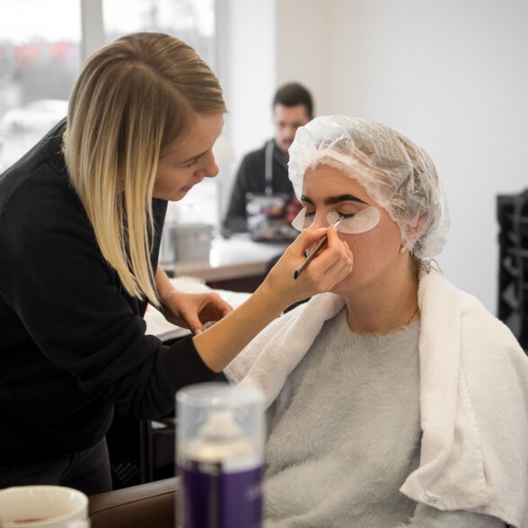 2 жінки з патчами